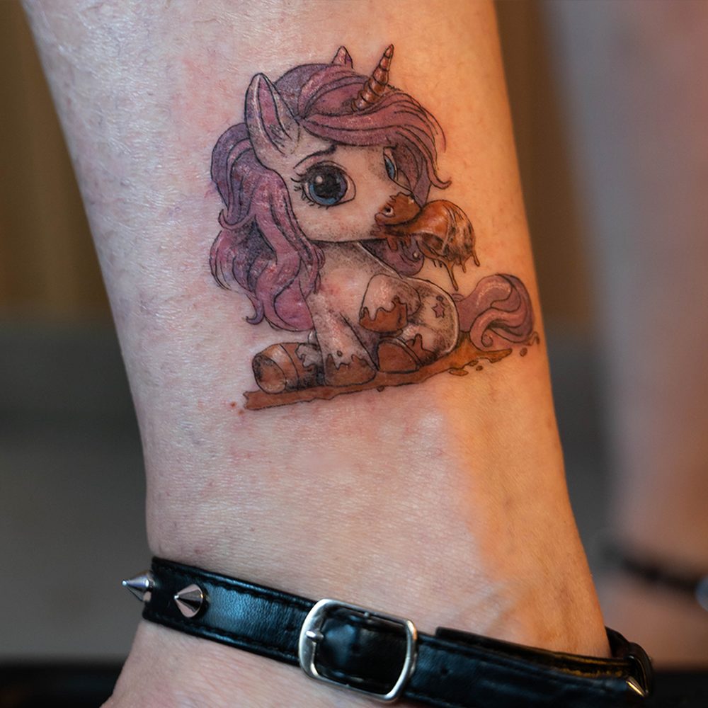 Farbiges Einhorn-Tattoo am Unterschenkel