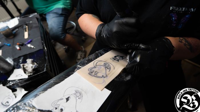 Kunsthaut-Kurs im Studio, Vorzeichnen des Motivs
